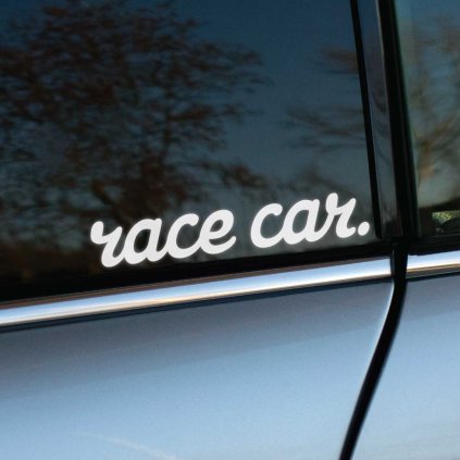 Plotrovaná nálepka s ozdobným písaným písmom a bodkou na konci, ktorá obsahuje presný textový nápis v znení race car.