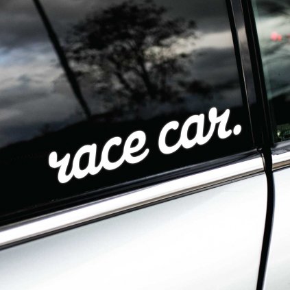 Jednoduchá a štýlová biela nálepka s nápisom „race car.“ dodáva autu nádych športového ducha a humoru. Tento minimalistický dizajn je perfektný pre vodičov, ktorí sa cítia ako pretekári, aj keď ide o každodenné jazdy. Nálepka je ideálnym doplnkom pre každé vozidlo a určite vyvolá úsmev u ostatných nadšencov automobilového sveta.