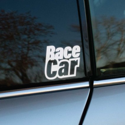 Plotrovaná nálepka RaceCar s mohutnou typografiou a silným kontrastom, výborný štýlový doplnok na tuning vozidlá.