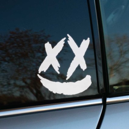 Plotrovaná nálepka na auto s minimalistickou tvárou, preškrtnutými očami a výrazným širokým úsmevom.