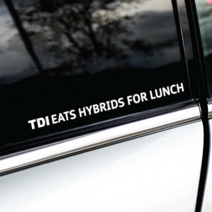 Vtipná nálepka „TDI eats hybrids for lunch“ je perfektným doplnkom pre majiteľov dieselových áut s technológiou TDI, ktorí si radi uťahujú z hybridov. Tento jednoduchý biely dizajn na okne auta pridáva vozidlu osobnosť a zároveň jasne naznačuje postoj k moderným technológiám. Ideálna pre všetkých fanúšikov výkonu a milovníkov humoru na cestách.