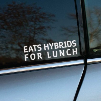 Plotrovaná nálepka s nápisom EATS HYBRIDS FOR LUNCH. Textový motív z vyrezanej fólie v modernom, hrubom bezpätkovom písme.