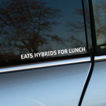 Plotrovaná nálepka s nápisom EATS HYBRIDS FOR LUNCH. Minimalistický dizajn s bezpätkovým písmom tvorený vyrezanou fóliou.