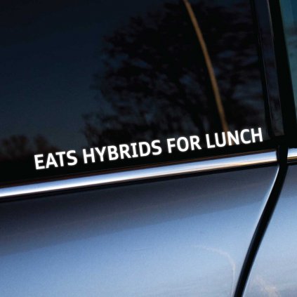 Vtipná biela nálepka „Eats hybrids for lunch“ na okne auta je ideálnym doplnkom pre nadšencov tradičných spaľovacích motorov, ktorí chcú vyjadriť svoj postoj s dávkou humoru. Jednoduchý dizajn zaručuje, že táto nálepka upúta pozornosť a pobaví fanúšikov výkonu a klasických áut. Skvelá voľba pre tých, ktorí si radi udržujú svoj štýl na cestách a majú zmysel pre automobilový humor.