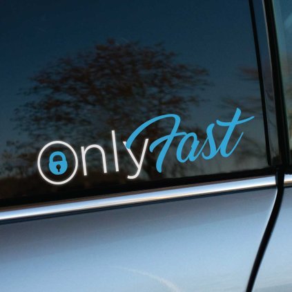 Nálepka "Only Fast" na okne strieborného auta. Text je v elegantnej kombinácii bielej a modrej farby, čo dodáva vozidlu moderný a športový vzhľad. Táto nálepka je ideálna pre vodičov, ktorí milujú rýchlu jazdu a chcú svojím autom vyjadriť vášeň pre rýchlosť. Nálepky na auto, rýchla jazda, športový dizajn, moderný štýl.