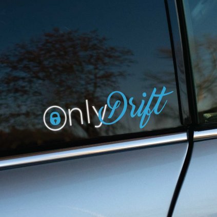 Plotrovaná nálepka "Only Drift" s modrým kaligrafickým písmom a bielym symbolom zámku, vtipný kontrastný motív nálepky na auto.