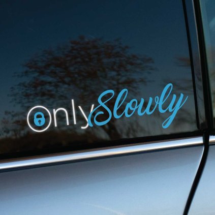 Plotrovaná nálepka textu "OnlySlowly" s modrým kaligrafickým písmom a bielym symbolom zámku, vtipný a kontrastný motív nálepky na auto.
