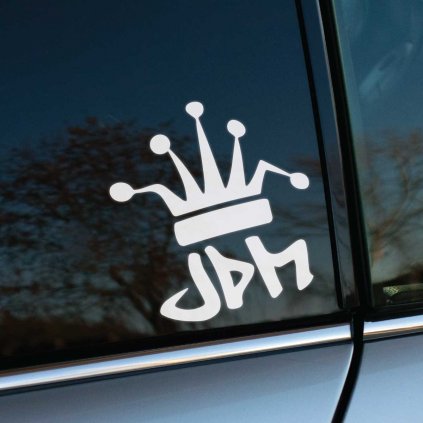 Samolepka „JDM“ s korunkou je jednoduchým, ale výrazným symbolom pre nadšencov japonskej tuningovej kultúry. Biela farba dizajnu perfektne kontrastuje s tmavým oknom auta a dodáva vozidlu štýlový a sebavedomý vzhľad, ktorý hovorí o hrdosti na JDM dedičstvo. Táto samolepka je ideálna pre každého, kto chce svoje auto ozdobiť jemným, no výstižným prvkom, ktorý reprezentuje kráľovský status japonských áut v tuningovej komunite.