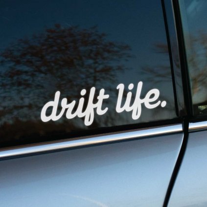 Štýlová nálepka na auto s nápisom „drift life.“ v jednoduchom bielom písme vyjadruje vášeň pre driftovanie a životný štýl spojený s adrenalínom a slobodou na ceste. Táto minimalistická nálepka vynikne na okne auta a je ideálna pre fanúšikov driftu, ktorí chcú vyjadriť svoj postoj elegantným, no zároveň výrazným spôsobom.