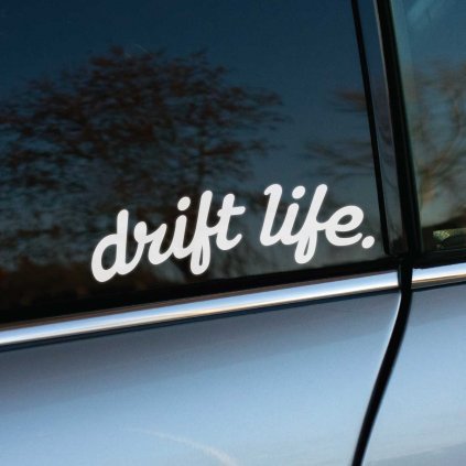 Štýlová biela nálepka „drift life.“ na okne auta skvele vystihuje vášeň pre driftovanie a životný štýl plný adrenalínu a voľnosti. Tento jednoduchý a elegantný dizajn v modernom písme pridáva autu charakter a je ideálny pre každého fanúšika driftovej scény, ktorý chce vyjadriť svoju lásku k tomuto automobilovému športu. Perfektný doplnok, ktorý okamžite zaujme ostatných vodičov.