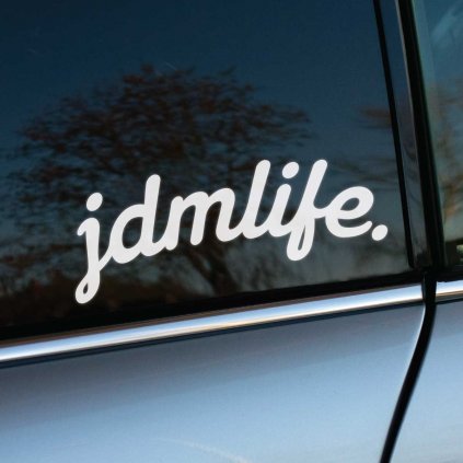 Biela nálepka „jdmlife.“ na okne auta je dokonalým symbolom pre všetkých nadšencov japonskej automobilovej kultúry (JDM – Japanese Domestic Market). Jednoduchý, no štýlový dizajn v modernom písme pridáva vozidlu osobitosť a hrdosť na japonské autá a tuningový štýl. Ideálna pre tých, ktorí chcú svojmu autu dodať nádych JDM komunity a ukázať svoju vášeň pre japonské automobilky.