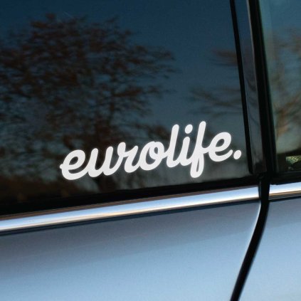 Plotrovaná nálepka eurolife., vyrezávaný text v oblom písanom fonte s bodkou na konci, minimalistický dizajn na skle auta.