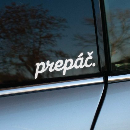 Plotrovaná nálepka prepáč. v modernom písanom fonte so zaoblenými líniami, bodkou na konci a jemným sklonom doprava.