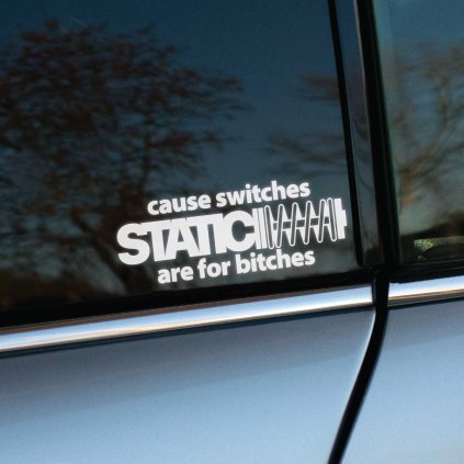 Plotrovaná nálepka Static cause switches are for bitches s pružinovým motívom, ideálna pre milovníkov pevného podvozku.