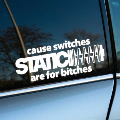 Plotrovaná nálepka Static cause switches are for bitches s pružinovým motívom, ideálna pre milovníkov pevného podvozku.