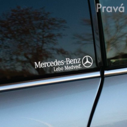 Biela nálepka na pravej strane okna auta Mercedes s nápisom "Mercedes-Benz Lebo Medveď." a ikonickým logom značky pridáva vozidlu štýlový a vtipný detail, ktorý hravo odkazuje na prezývku „Medveď“ pre Mercedes. Tento dizajn je ideálny pre majiteľov, ktorí chcú svojmu autu dodať osobitý a uvoľnený nádych, zatiaľ čo stále zdôrazňujú svoju náklonnosť k tejto prestížnej značke.