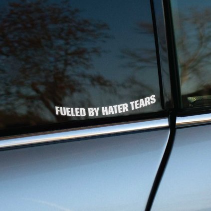 Plotrovaná nálepka textu "FUELED BY HATER TEARS" v oblúkovom tvare, vtipný a provokatívny motív nálepky na auto.
