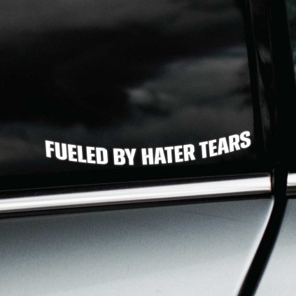Plotrovaná nálepka Fueled by Hater Tears s oblúkovým usporiadaním textu, vhodná na bočné aj zadné sklá áut.