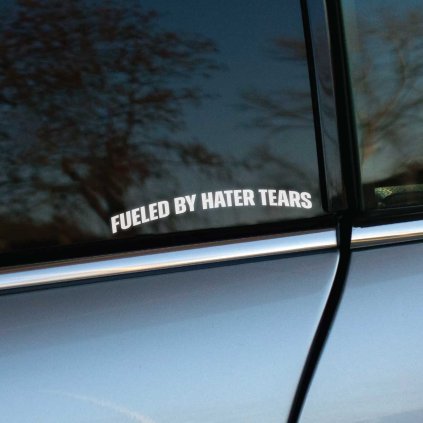 Plotrovaná nálepka Fueled by Hater Tears s jemným oblúkom textu, ideálna na hornú časť zadného skla.