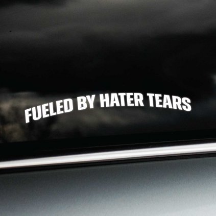 Plotrovaná nálepka Fueled by Hater Tears s jemným oblúkom textu, ideálna na hornú časť zadného skla.