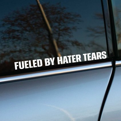 Plotrovaná nálepka Fueled by Hater Tears s jednoduchým horizontálnym nápisom, decentná a dobre čitateľná z diaľky.