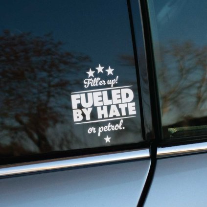 Plotrovaná nálepka viacriadkového textu "FUELED BY HATE or petrol." s hviezdičkami, vtipný a provokatívny motív.