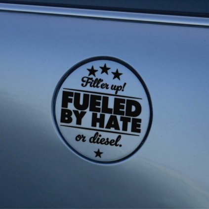 Plotrovaná nálepka Fueled by Hate or diesel s kruhovým dizajnom a hviezdami, ideálna na kryt palivovej nádrže.