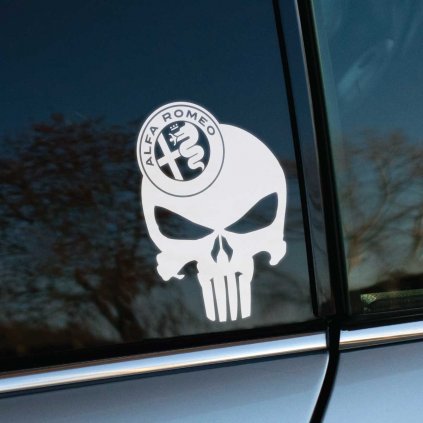 Originálna biela nálepka na okne auta s motívom lebky Punisher a logom Alfa Romeo umiestneným na vrchole lebky. Tento dizajn je ideálny pre tých, ktorí chcú pridať svojmu vozidlu drsnejší, no zároveň štýlový vzhľad. Nálepka vyniká svojím kontrastným a výrazným vzhľadom, čo z nej robí perfektný doplnok pre fanúšikov Alfa Romeo a komiksového hrdinu Punisher hľadajúcich jedinečné auto nálepky. Ideálna voľba pre všetkých, ktorí chcú, aby ich auto bolo neprehliadnuteľné na ceste.