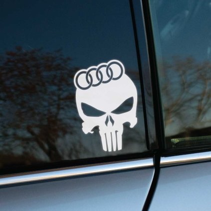 Plotrovaná nálepka s motívom lebky v štýle Punisher doplnenej logom Audi, originálny a výrazný dizajn.