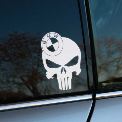 Plotrovaná nálepka lebky komiksovej postavy Punisher, ktorá má v hornej časti zakomponované kruhové logo s textom BMW.