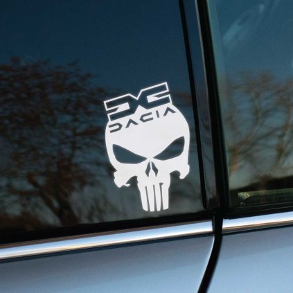 Plotrovaná nálepka s lebkou Punisher, nad ktorou je moderné logo značky a veľký tlačený nápis v znení DACIA.