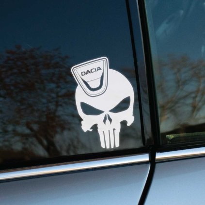 Na obrázku je biela nálepka lebky s výrazným, hrozivým pohľadom, nad ktorou je umiestnené logo automobilky Dacia. Nálepka sa nachádza na zadnom okne auta, pravdepodobne značky Dacia. Tento kreatívny doplnok dodáva vozidlu jedinečný a drsný vzhľad, ktorý je ideálny pre majiteľov Dacie, ktorí chcú svojmu autu pridať osobitý štýl a vyčnievať z davu. Perfektná voľba pre fanúšikov značky Dacia, ktorí chcú svoje auto ozdobiť originálnou nálepkou.