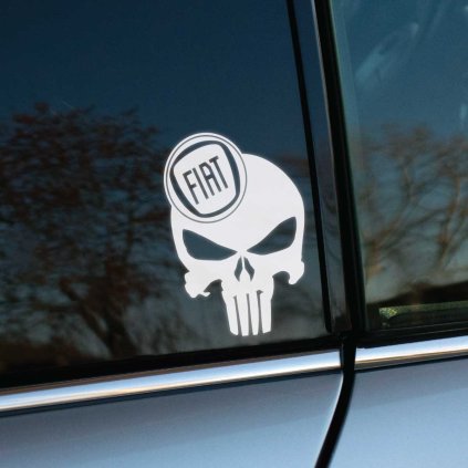 Biela nálepka na aute značky Fiat, zobrazujúca lebku s logom Fiat umiestneným na vrchnej časti lebky. Táto originálna dekorácia na bočnom okne dodáva vozidlu výrazný a rebelantský vzhľad, ideálny pre majiteľov, ktorí chcú svoj Fiat ozvláštniť a vyjadriť svoj osobný štýl. Perfektný doplnok pre fanúšikov Fiatu, ktorí hľadajú jedinečné a výrazné nálepky na auto.