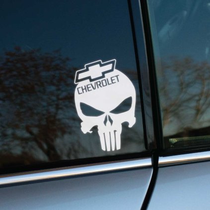 Detailná fotografia nálepky na okne auta s dizajnom lebky a logom Chevrolet umiestneným na vrchu lebky. Táto biela nálepka s ostrým a výrazným dizajnom pridáva autu agresívny a výrazný vzhľad, čo je ideálne pre nadšencov značky Chevrolet, ktorí chcú vyjadriť svoju vášeň pre silné a štýlové vozidlá. Perfektný doplnok pre tých, ktorí chcú svojmu autu dodať osobitý a odvážny charakter. Nálepka skvele kombinuje prvky automobilovej kultúry s drsným a rebelským dizajnom.