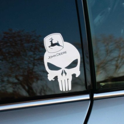 Biela Punisher lebka s logom John Deere na vrchu, nalepená na bočnom okne auta. Táto nálepka prináša jedinečnú kombináciu nekompromisného štýlu Punishera a dedičstva značky John Deere, známej pre svoje poľnohospodárske stroje. Ideálny doplnok pre tých, ktorí majú blízko k farmárskemu životu, no zároveň chcú svojmu vozidlu dodať trochu drsného, no štýlového charakteru pomocou výraznej auto nálepky.