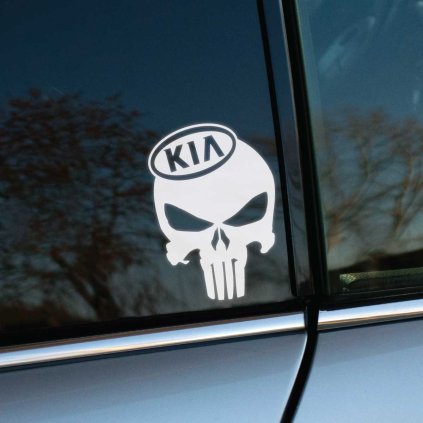 Biela Punisher lebka s logom Kia na vrchu, nalepená na bočnom okne auta. Táto nálepka spája drsnosť Punishera s moderným a inovatívnym dizajnom značky Kia, dodávajúc vozidlu osobitý a výrazný vzhľad. Perfektná pre majiteľov Kia, ktorí chcú vyjadriť svoj štýl a odhodlanie prostredníctvom výraznej a originálnej auto nálepky.