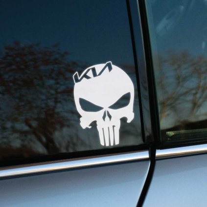 Biela Punisher lebka s logom Kia na vrchu, štýlovo upravená tak, aby integrovala symbol automobilovej značky do dizajnu lebky. Táto nálepka na bočnom okne auta kombinuje drsný a nekompromisný štýl Punishera s dynamickým imidžom značky Kia, čím dodáva vozidlu výrazný a originálny vzhľad. Ideálny doplnok pre tých, ktorí chcú svoju Kiu ozvláštniť a vyjadriť svoj jedinečný vkus prostredníctvom výraznej auto nálepky.