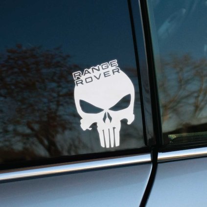 Biela nálepka na okne auta zobrazuje lebku s nápisom "Range Rover" na vrchole. Tento dizajn vytvára silný kontrast na tmavom pozadí skla, čím dodáva vozidlu odvážny a sofistikovaný vzhľad. Ideálna pre majiteľov vozidiel Range Rover, ktorí chcú svoje auto personalizovať a vyjadriť svoj jedinečný štýl s nádychom rebélie. Táto nálepka je perfektným doplnkom pre tých, ktorí chcú svoje vozidlo odlíšiť a zvýrazniť jeho exkluzivitu na cestách.