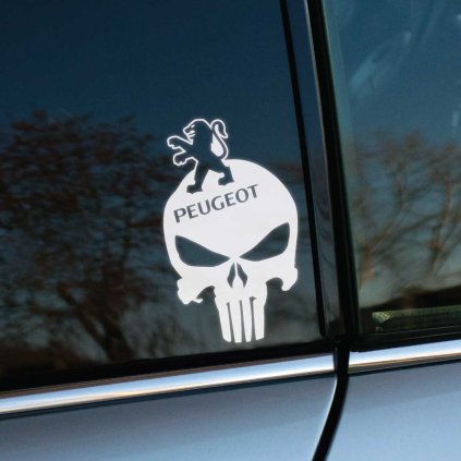 Biela nálepka na okne auta zobrazuje lebku s logom Peugeot, kde je viditeľný ikonický lev, ktorý pridáva dizajnu dynamiku a silu. Tento kontrastný motív na tmavom pozadí skla dodáva vozidlu výrazný a rebelský vzhľad. Ideálna pre majiteľov áut značky Peugeot, ktorí chcú svoje vozidlo personalizovať a zdôrazniť svoju lojalitu k tejto francúzskej automobilovej značke. Táto nálepka je skvelou voľbou pre tých, ktorí chcú pridať svojmu autu odvážny a nezameniteľný štýl.