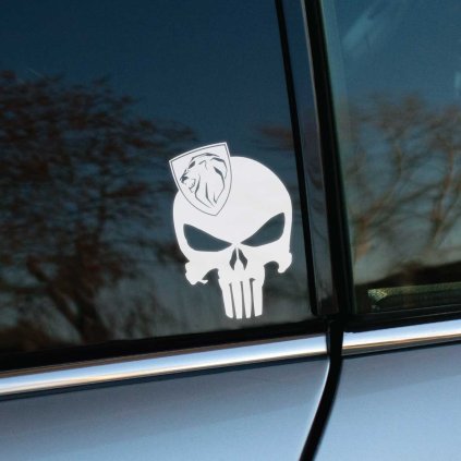 Plotrovaná nálepka lebky Punisher s detailným logom leva umiestneným v štíte na čelnej strane, bez akéhokoľvek nápisu.