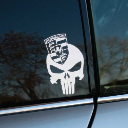 Biela nálepka na okne auta zobrazuje lebku s logom Porsche na vrchole. Tento dizajn vytvára výrazný kontrast na tmavom pozadí skla a dodáva vozidlu exkluzívny a zároveň odvážny vzhľad. Ideálna pre majiteľov vozidiel značky Porsche, ktorí chcú svoje auto personalizovať a zdôrazniť svoj jedinečný štýl. Táto nálepka je perfektným doplnkom pre tých, ktorí hľadajú spôsob, ako zvýrazniť športový a prestížny charakter svojho vozidla na cestách.