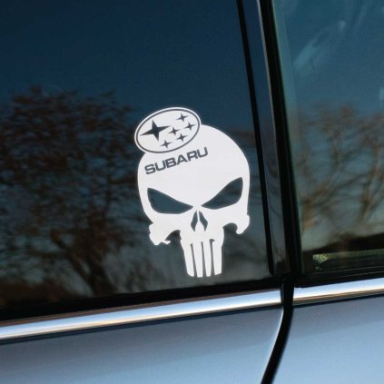 Biela nálepka na okne auta zobrazuje lebku s logom Subaru na vrchole. Tento kontrastný dizajn na tmavom pozadí skla pridáva vozidlu výrazný a originálny vzhľad. Ideálna voľba pre majiteľov áut značky Subaru, ktorí chcú svoje auto personalizovať a vyjadriť svoju oddanosť tejto japonskej značke známej pre svoje spoľahlivé a robustné vozidlá. Táto nálepka je perfektným doplnkom pre tých, ktorí chcú pridať svojmu autu štýlový a trochu rebelský nádych.