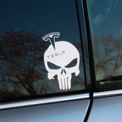 Biela nálepka na okne auta zobrazuje lebku s logom Tesla na vrchole. Tento dizajn na tmavom pozadí auta vytvára pútavý kontrast a dodáva vozidlu futuristický a rebelantský vzhľad. Perfektný doplnok pre majiteľov elektromobilov Tesla, ktorí chcú zdôrazniť jedinečnosť svojho vozidla a svoju oddanosť tejto inovatívnej značke. Táto nálepka je ideálna pre tých, ktorí hľadajú moderný, no zároveň odvážny štýl pre svoje auto.
