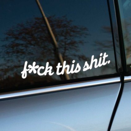 Odvážna nálepka s textom „f*ck this shit.“ v modernom, jednoduchom písme prináša autu drzý a nekonvenčný vzhľad. Biely nápis na tmavom skle je dobre viditeľný, vďaka čomu vynikne aj z diaľky. Táto nálepka je ideálna pre vodičov, ktorí sa neboja vyjadriť svoje pocity priamo a s dávkou humoru. Perfektný doplnok pre tých, ktorí chcú dodať svojmu vozidlu osobitý charakter s nádychom rebélie.