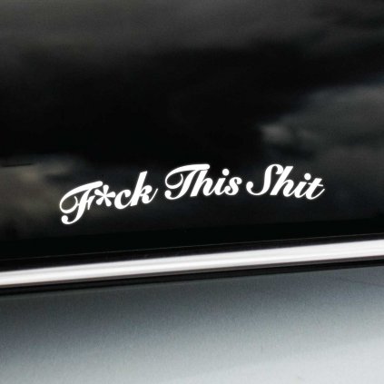 Odvážna nálepka na okne auta s textom „F*ck This Shit“ v elegantnom ozdobnom písme vyjadruje rebelantský postoj a vtipným spôsobom zachytáva momentálnu náladu. Biely text na tmavom pozadí je dobre viditeľný a pôsobí štýlovo, čím upúta pozornosť ostatných vodičov. Táto nálepka je ideálna pre tých, ktorí radi vyjadrujú svoj názor bez zábran a chcú pridať svojmu vozidlu originálny charakter.