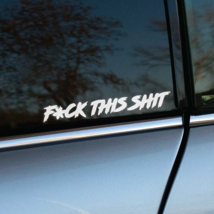 Plotrovaná nálepka F*CK THIS SHIT s nápisom v agresívnom potrhanom štýle, s ostrými líniami a dynamickým sklonom písma.