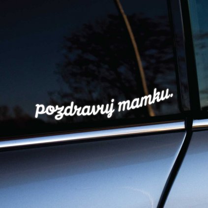 Vtipná nálepka s textom „pozdravuj mamku.“ na okne auta prináša neformálny a priateľský odkaz s nádychom humoru. Biely text v modernom, zaoblenom písme kontrastuje s tmavým sklom, čo ho robí dobre viditeľným pre okolie. Ideálna voľba pre vodičov, ktorí chcú svojmu autu dodať trochu osobnosti a vyčariť úsmev na tvárach ostatných vodičov. Perfektný doplnok, ktorý rozveselí cesty a dodá vozidlu jedinečný charakter.