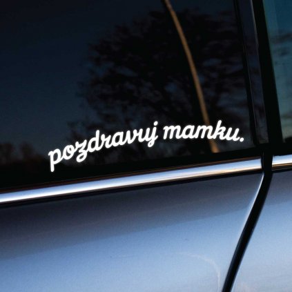 Humorná nálepka na okne auta s textom „pozdravuj mamku.“ v neformálnom, modernom písme dodáva autu priateľský a zábavný charakter. Biely nápis na tmavom pozadí je dobre viditeľný, čo zaručuje, že tento vtipný odkaz neunikne pozornosti. Táto nálepka je ideálna pre vodičov, ktorí chcú svojim autom rozveseliť okolie a pridať na cestách trochu zábavy. Perfektný spôsob, ako prejaviť svoj zmysel pre humor s ľahkosťou a štýlom.