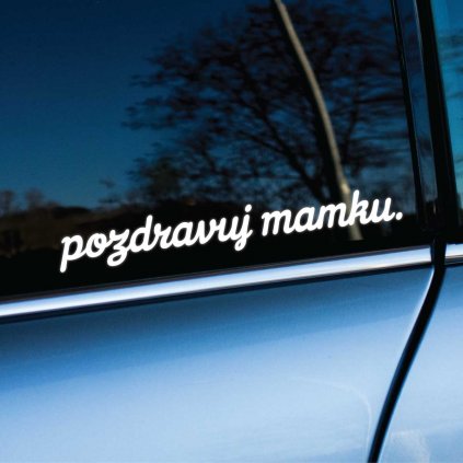 Humorná nálepka s textom „pozdravuj mamku.“ v modernom, jemne zaoblenom písme dodáva autu originálny a priateľský charakter. Biely text na tmavom pozadí okna je výborne viditeľný a jednoduchá bodka na konci nápisu pridáva na dôraze. Táto nálepka je ideálnym doplnkom pre vodičov, ktorí chcú vyčariť úsmev na tvárach ostatných účastníkov cestnej premávky. Skvelý spôsob, ako vyjadriť osobitý štýl a priniesť trochu zábavy na cesty.