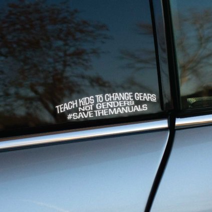 Plotrovaná nálepka Teach Kids To Change Gears s výrazným oblúkovým textom, doplnená hashtagom #SaveTheManuals.
